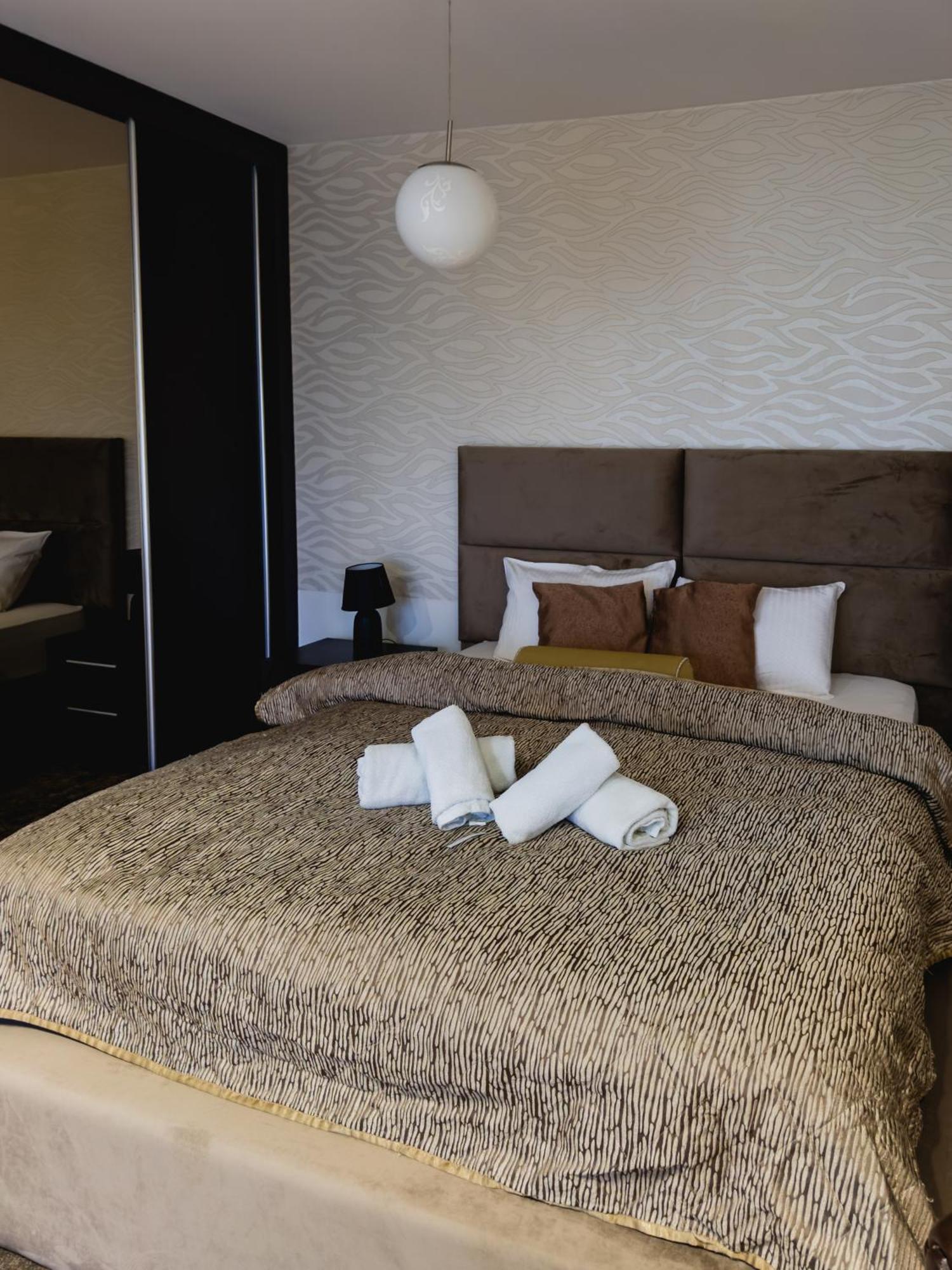 Guest House Panorama Aqualux With Free Parking Нови Сад Екстериор снимка